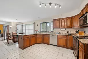 837 Heatherstone Dr, Schaumburg, IL 60173 - Photo 5