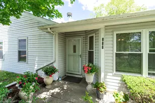 886 Quincy Ct, Island Lake, IL 60042 - Photo 1