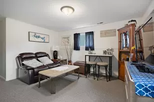 560 W Berkley Ln, Hoffman Estates, IL 60169 - Photo 15
