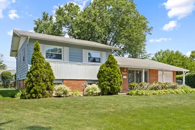 560 W Berkley Lane, Hoffman Estates, IL 60169 - Photo 1