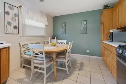 560 W Berkley Lane, Hoffman Estates, IL 60169 - Photo 7