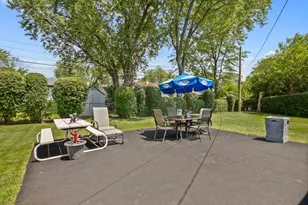 560 W Berkley Ln, Hoffman Estates, IL 60169 - Photo 23