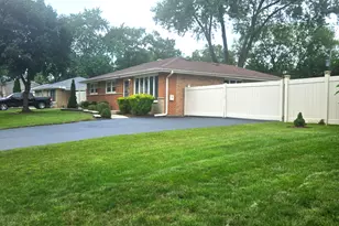 978 E Capri Dr, Palatine, IL 60074 - Photo 1