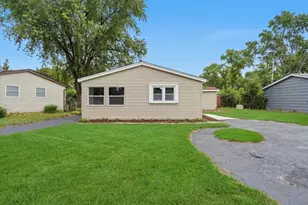 693 Minerva Ave, Wauconda, IL 60084 - Photo 3