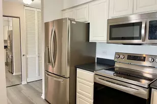 725 W Huntington Commons Rd, Mount Prospect, IL 60056 - Photo 5