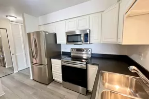 725 W Huntington Commons Rd, Mount Prospect, IL 60056 - Photo 3
