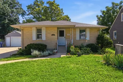 121 S Commonwealth Avenue, Elgin, IL 60123 - Photo 1