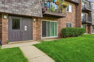 9388 Bay Colony Dr, Des Plaines, IL 60016 - Photo 3