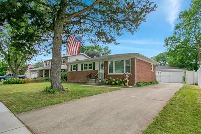 1402 S Robert Drive, Mount Prospect, IL 60056 - Photo 1