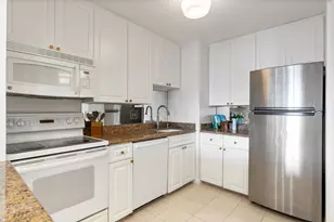 111 W Maple St, Chicago, IL 60610 - Photo 11
