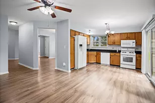 689 Bent Ridge Ln, Elgin, IL 60120 - Photo 5