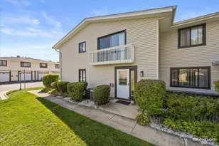 131 Fairlane Ct, Bloomingdale, IL 60108 - Photo 1