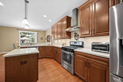1707 Pondview Drive, Hoffman Estates, IL 60192 - Photo 9