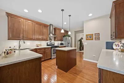 1707 Pondview Drive, Hoffman Estates, IL 60192 - Photo 7