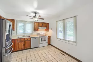 98 Brookside Dr, Elgin, IL 60123 - Photo 9