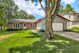 98 Brookside Dr, Elgin, IL 60123 - Photo 3