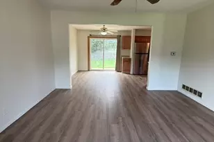 305 Somerset Dr, Streamwood, IL 60107 - Photo 3