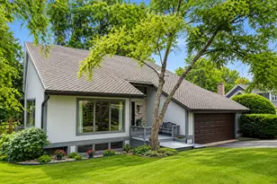 5N961 Ravine Dr, Saint Charles, IL 60175 - Photo 1