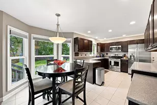 1050 Hampshire Ln, Elgin, IL 60120 - Photo 11
