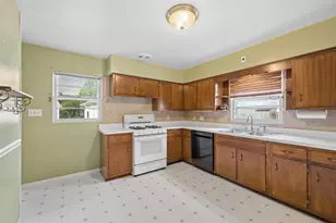 1041 E 8th St, Lockport, IL 60441 - Photo 11