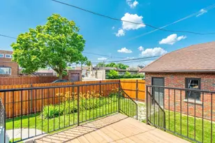 7137 N Francisco Ave, Chicago, IL 60645 - Photo 9