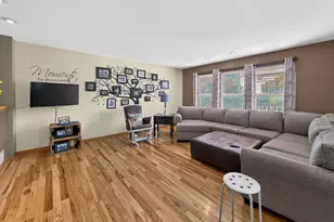 909 Walnut Dr, Kirkland, IL 60146 - Photo 5