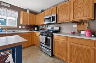 909 Walnut Dr, Kirkland, IL 60146 - Photo 9