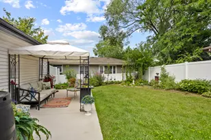 298 Peach Tree Ln, Elk Grove Village, IL 60007 - Photo 25