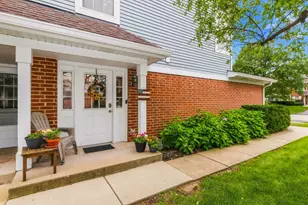 299 Ashbury Ln W, Roselle, IL 60172 - Photo 3