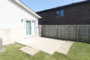 9800 S Artesian Ave, Evergreen Park, IL 60805 - Photo 3