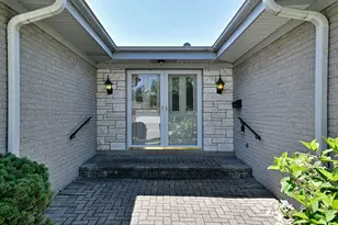 2307 E Sherwood Rd, Arlington Heights, IL 60004 - Photo 3