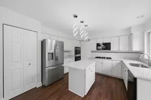 2210 Fieldcrest Dr, Mundelein, IL 60060 - Photo 9