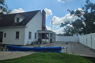 302 W Main St, Carmi, IL 62821 - Photo 11