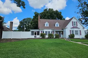 302 W Main St, Carmi, IL 62821 - Photo 3