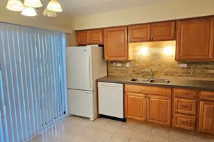 592 Lotus Ct, Wheeling, IL 60090 - Photo 3