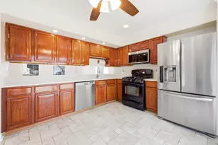 1320 Burns Dr, Elgin, IL 60120 - Photo 9