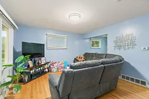 140 Skyline Dr, Carpentersville, IL 60110 - Photo 3