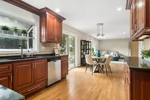 323 Camden Pl, Vernon Hills, IL 60061 - Photo 9