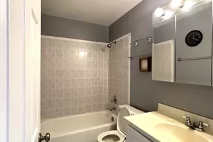 382 Sandhurst Cir, Glen Ellyn, IL 60137 - Photo 7