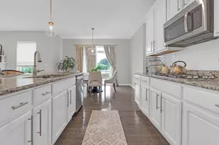 16W674 Hawthorne Ct, Willowbrook, IL 60527 - Photo 9
