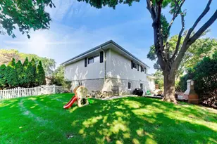1939 Clover Rd, Northbrook, IL 60062 - Photo 3