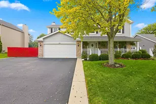 820 Southwick Dr, Algonquin, IL 60102 - Photo 1