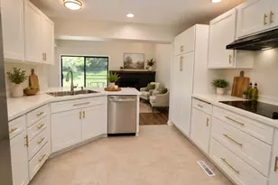 516 N Thornwood Dr, McHenry, IL 60050 - Photo 3