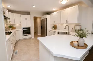 516 N Thornwood Dr, McHenry, IL 60050 - Photo 5
