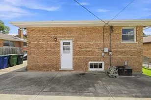 2844 W 99th St, Evergreen Park, IL 60805 - Photo 11
