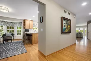 1049 Wheaton Oaks Dr, Wheaton, IL 60187 - Photo 3