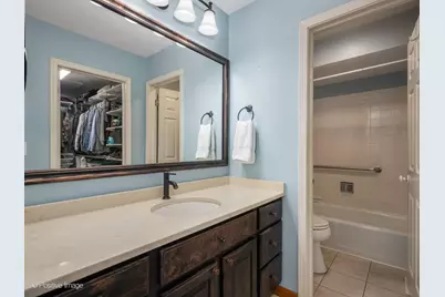 1049 Wheaton Oaks Drive, Wheaton, IL 60187 - Photo 19