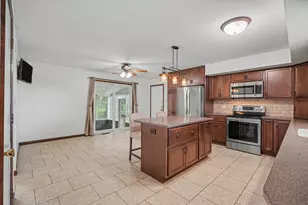 235 W 19th St, Gibson City, IL 60936 - Photo 7