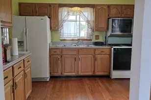 8225 New Castle Ave, Burbank, IL 60459 - Photo 3