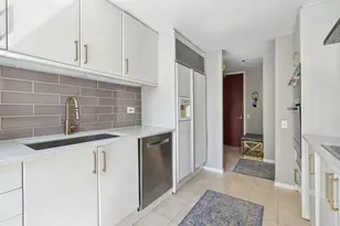 100 E Huron St, Chicago, IL 60611 - Photo 15